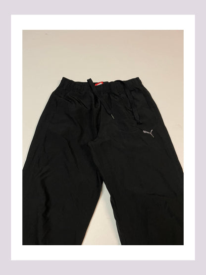 Entdecke unsere Vintage Track Pants von Nike und anderen Marken, erhältlich bei Valuxery.de - Dein Shop für trendige Vintage - Kleidung. Unsere Track Pants sind aus hochwertigen Materialien und