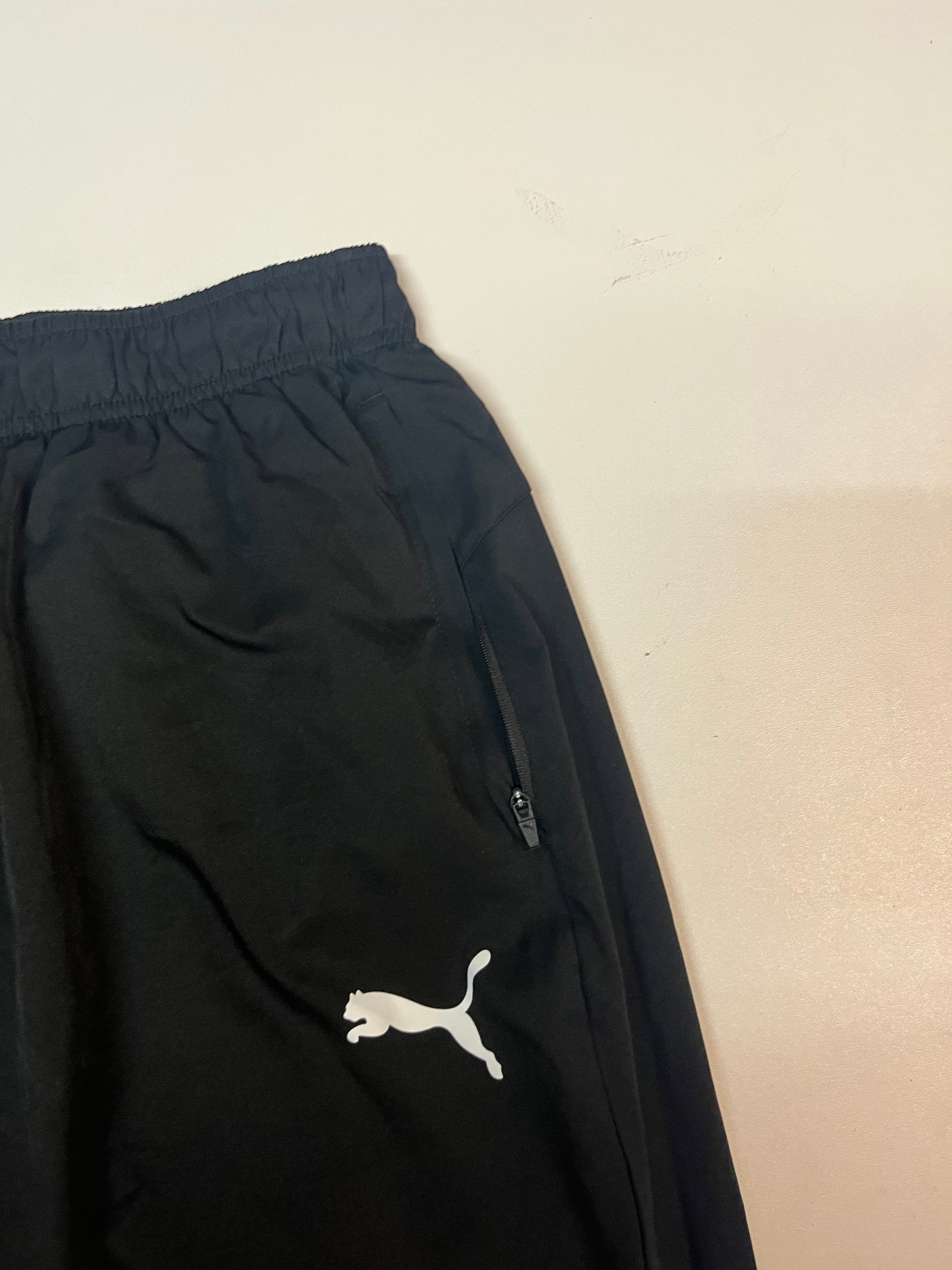 Entdecke unsere Vintage Track Pants von Nike und anderen Marken, erhältlich bei Valuxery.de - Dein Shop für trendige Vintage - Kleidung. Unsere Track Pants sind aus hochwertigen Materialien und