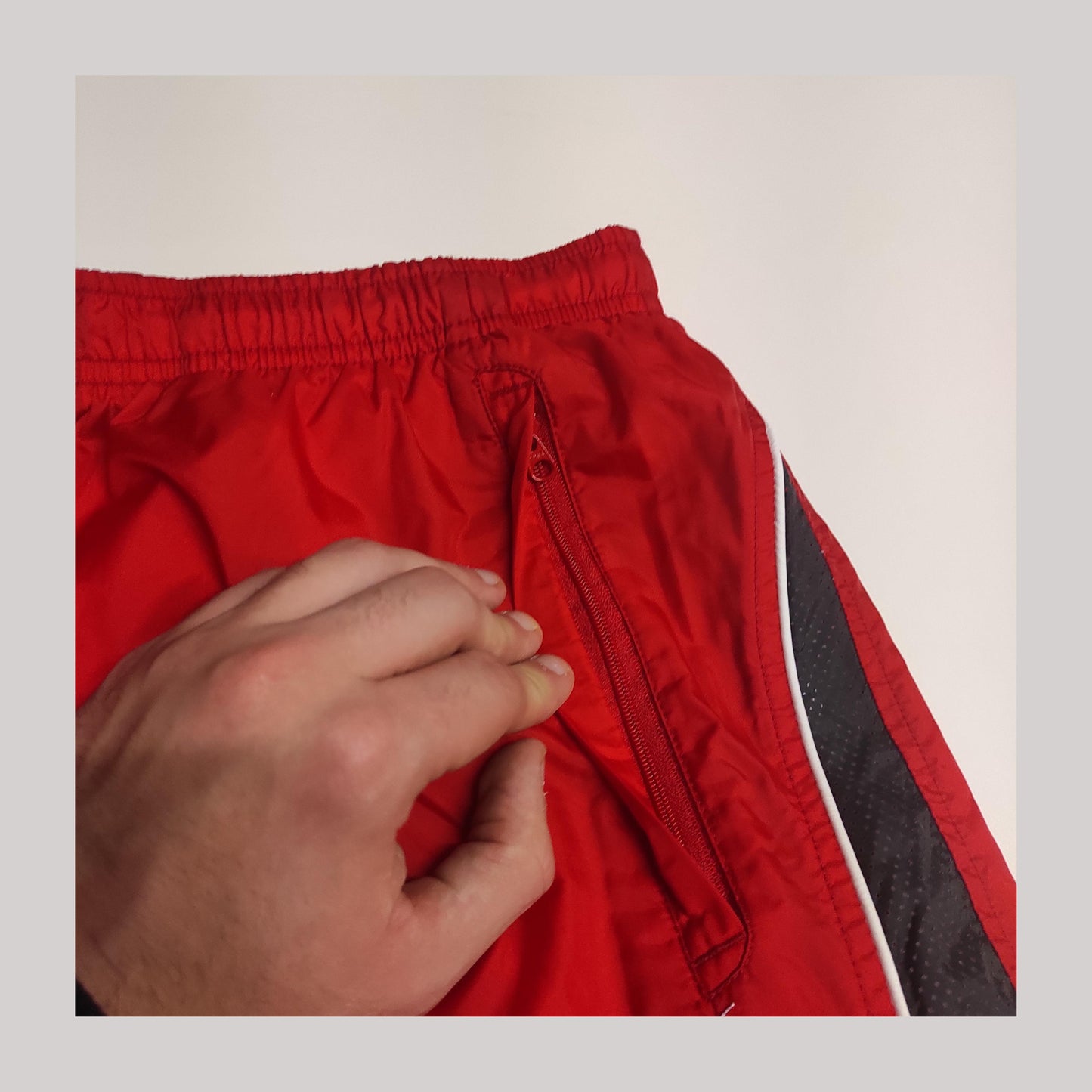 Entdecke unsere Vintage Track Pants von Nike und anderen Marken, erhältlich bei Valuxery.de - Dein Shop für trendige Vintage - Kleidung. Unsere Track Pants sind aus hochwertigen Materialien und