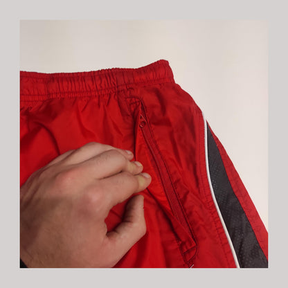 Entdecke unsere Vintage Track Pants von Nike und anderen Marken, erhältlich bei Valuxery.de - Dein Shop für trendige Vintage - Kleidung. Unsere Track Pants sind aus hochwertigen Materialien und