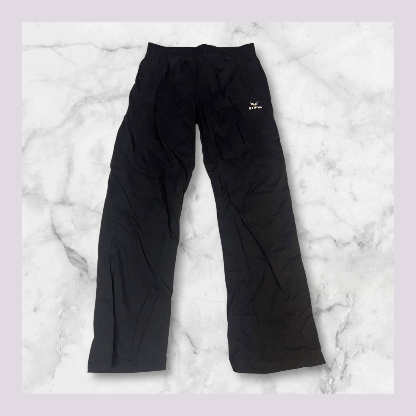 Entdecke unsere Vintage Track Pants von Nike und anderen Marken, erhältlich bei Valuxery.de - Dein Shop für trendige Vintage - Kleidung. Unsere Track Pants sind aus hochwertigen Materialien und