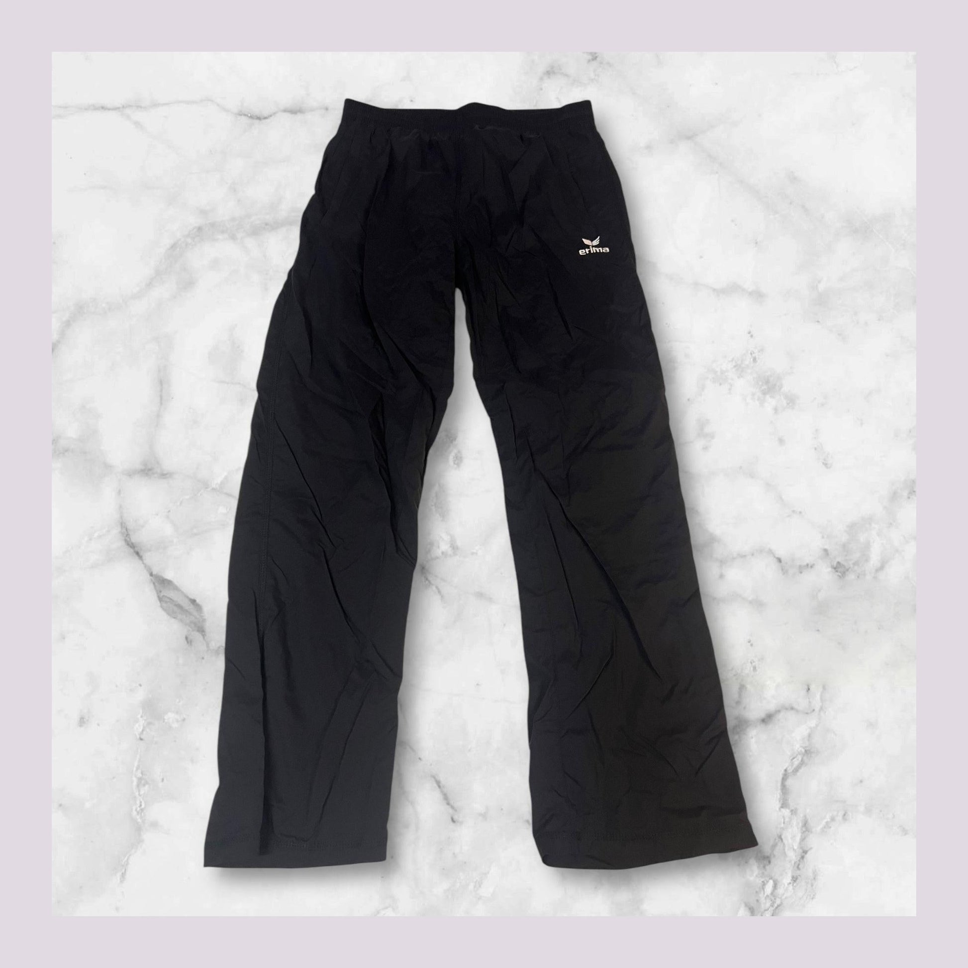 Entdecke unsere Vintage Track Pants von Nike und anderen Marken, erhältlich bei Valuxery.de - Dein Shop für trendige Vintage - Kleidung. Unsere Track Pants sind aus hochwertigen Materialien und