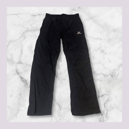 Entdecke unsere Vintage Track Pants von Nike und anderen Marken, erhältlich bei Valuxery.de - Dein Shop für trendige Vintage - Kleidung. Unsere Track Pants sind aus hochwertigen Materialien und