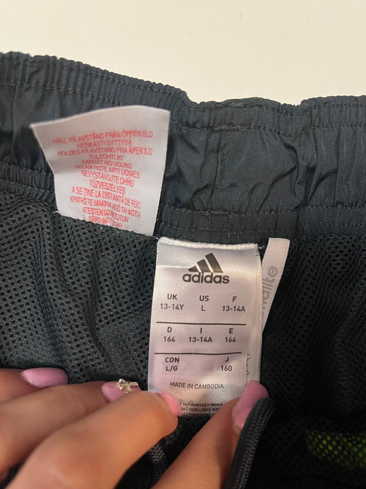 Entdecke unsere Vintage Track Pants von Nike und anderen Marken, erhältlich bei Valuxery.de - Dein Shop für trendige Vintage - Kleidung. Unsere Track Pants sind aus hochwertigen Materialien und