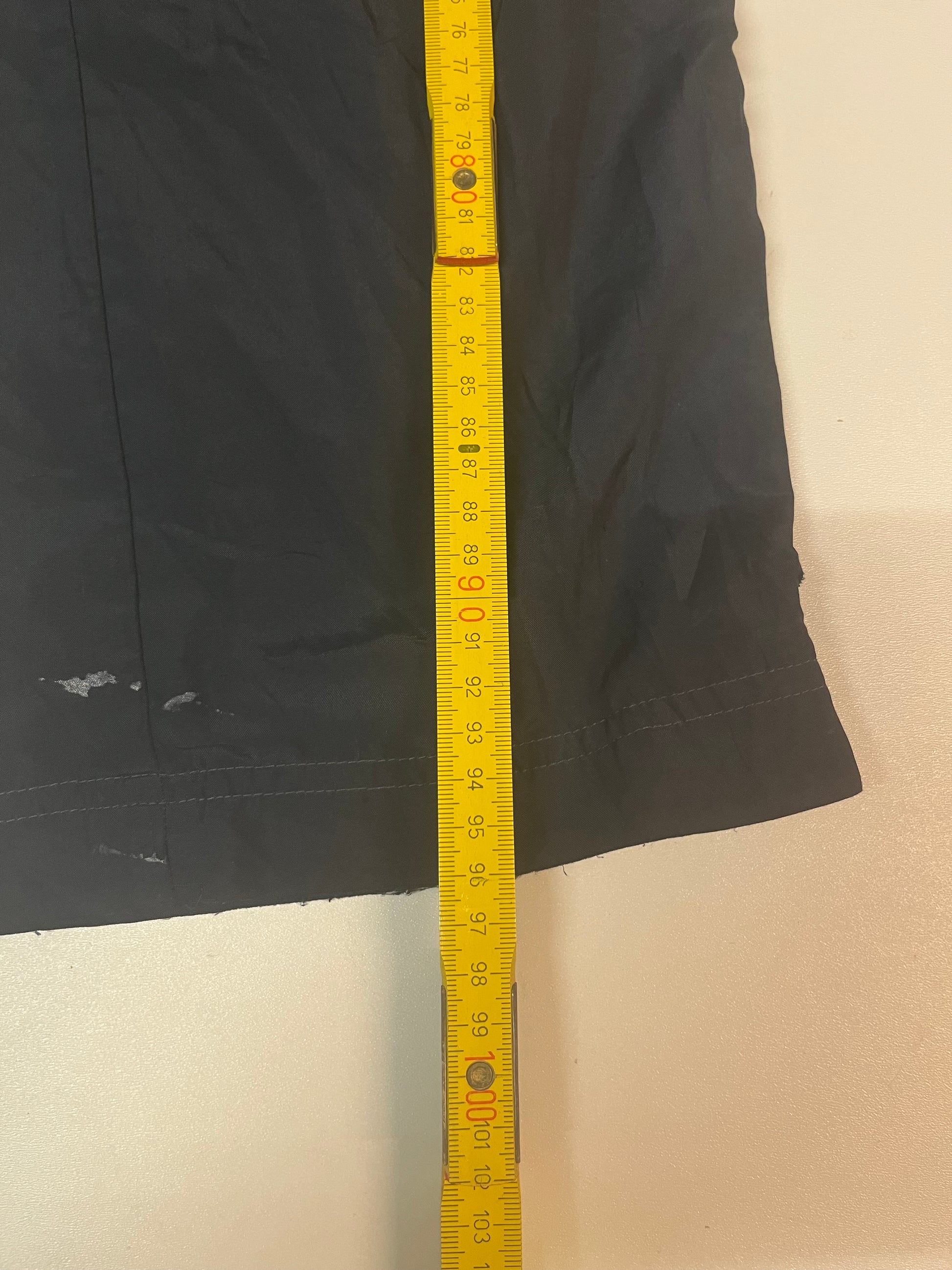 Entdecke unsere Vintage Track Pants von Nike und anderen Marken, erhältlich bei Valuxery.de - Dein Shop für trendige Vintage - Kleidung. Unsere Track Pants sind aus hochwertigen Materialien und