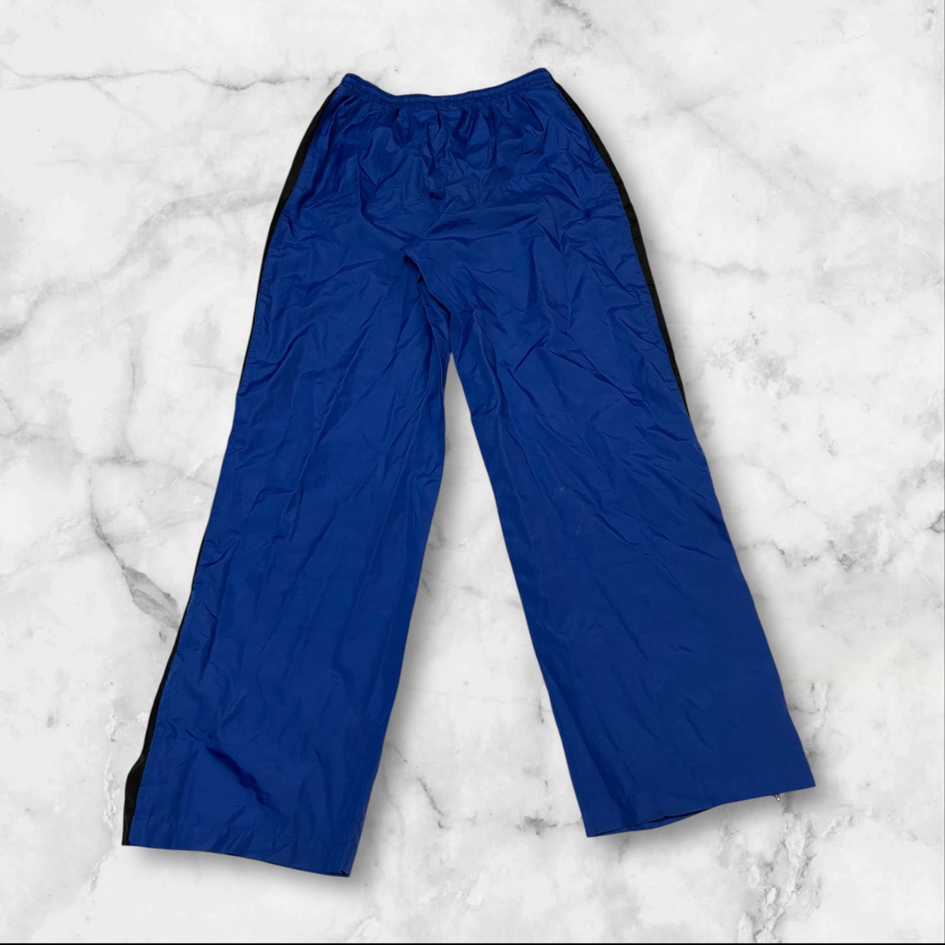 Entdecke unsere Vintage Track Pants von Nike und anderen Marken, erhältlich bei Valuxery.de - Dein Shop für trendige Vintage - Kleidung. Unsere Track Pants sind aus hochwertigen Materialien und