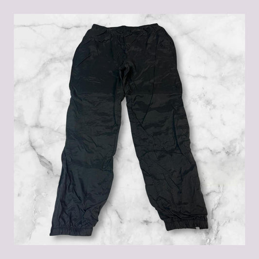 Entdecke unsere Vintage Track Pants von Nike und anderen Marken, erhältlich bei Valuxery.de - Dein Shop für trendige Vintage - Kleidung. Unsere Track Pants sind aus hochwertigen Materialien und