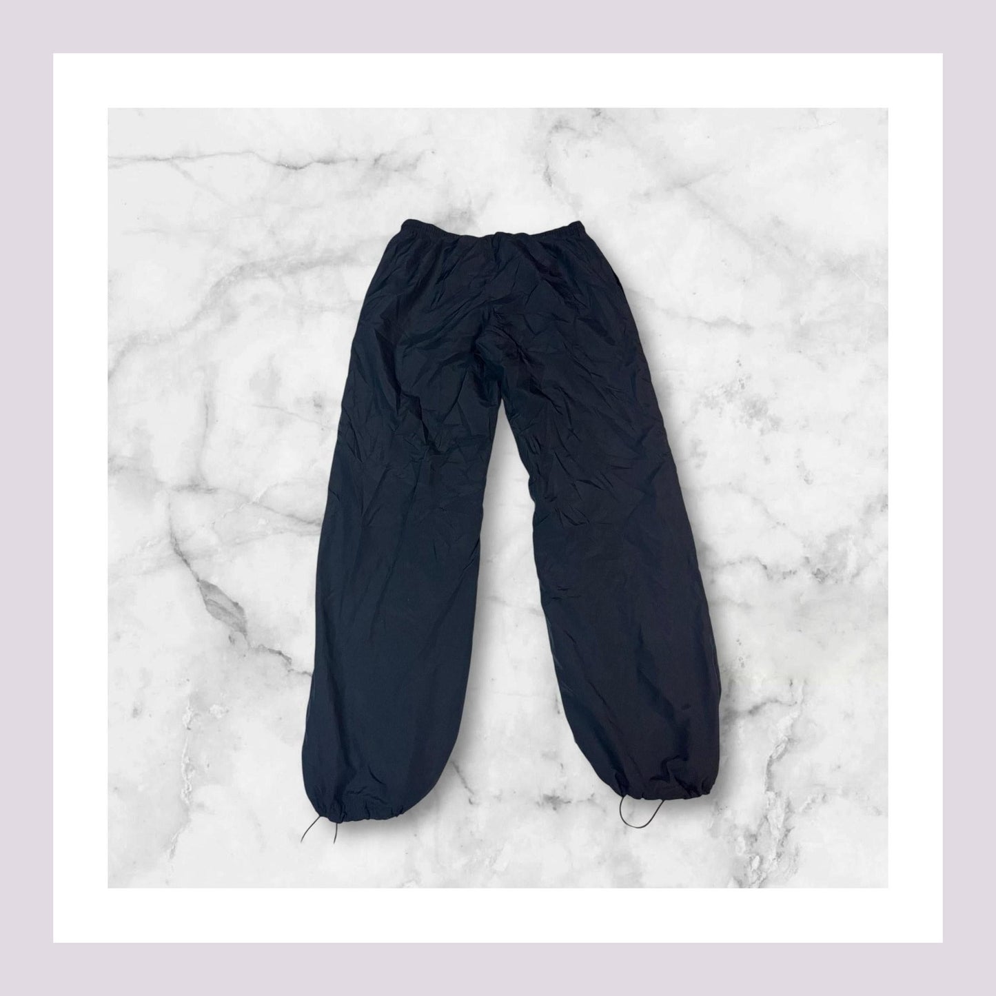 Entdecke unsere Vintage Track Pants von Nike und anderen Marken, erhältlich bei Valuxery.de - Dein Shop für trendige Vintage - Kleidung. Unsere Track Pants sind aus hochwertigen Materialien und