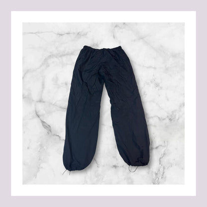 Entdecke unsere Vintage Track Pants von Nike und anderen Marken, erhältlich bei Valuxery.de - Dein Shop für trendige Vintage - Kleidung. Unsere Track Pants sind aus hochwertigen Materialien und