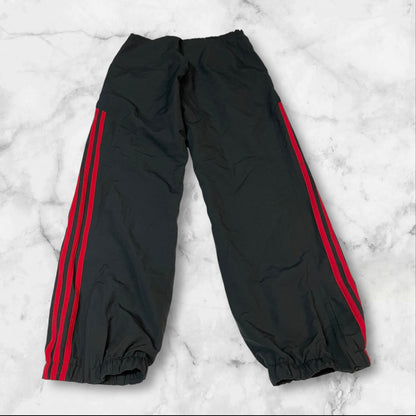 Entdecke unsere Vintage Track Pants von Nike und anderen Marken, erhältlich bei Valuxery.de - Dein Shop für trendige Vintage - Kleidung. Unsere Track Pants sind aus hochwertigen Materialien und
