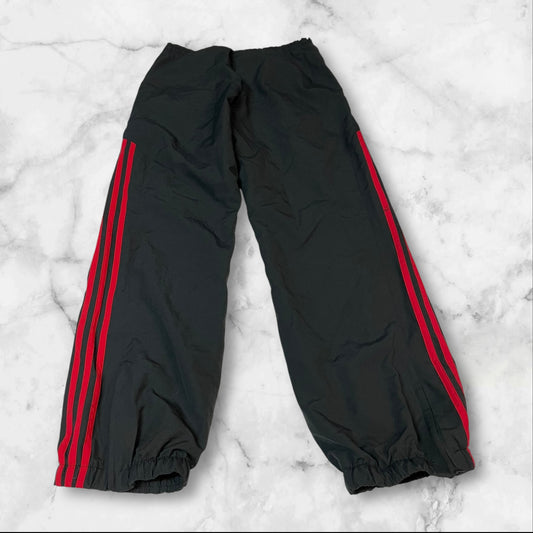 Entdecke unsere Vintage Track Pants von Nike und anderen Marken, erhältlich bei Valuxery.de - Dein Shop für trendige Vintage - Kleidung. Unsere Track Pants sind aus hochwertigen Materialien und