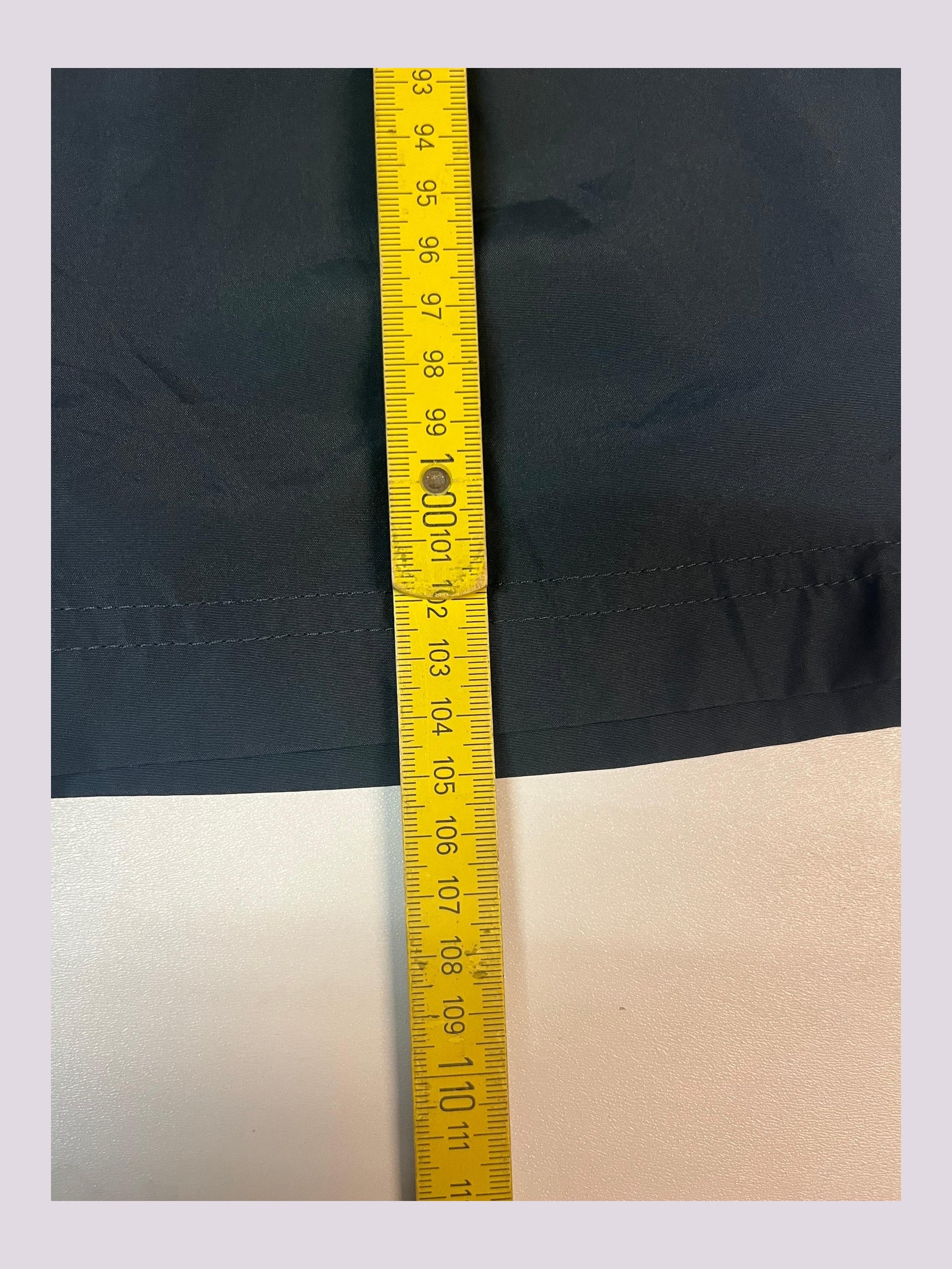 Entdecke unsere Vintage Track Pants von Nike und anderen Marken, erhältlich bei Valuxery.de - Dein Shop für trendige Vintage - Kleidung. Unsere Track Pants sind aus hochwertigen Materialien und