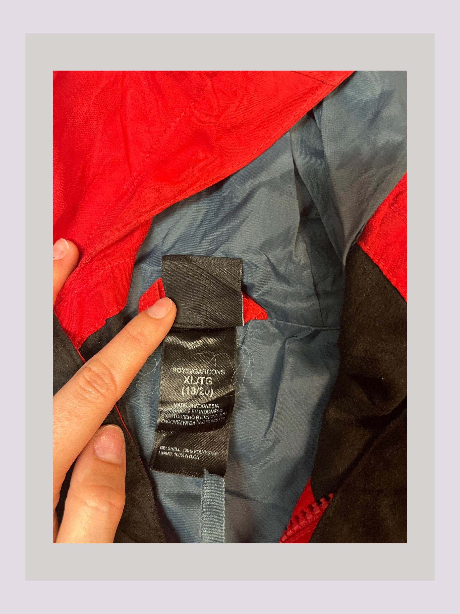 Entdecke unsere Vintage Track Pants von Nike und anderen Marken, erhältlich bei Valuxery.de - Dein Shop für trendige Vintage - Kleidung. Unsere Track Pants sind aus hochwertigen Materialien und