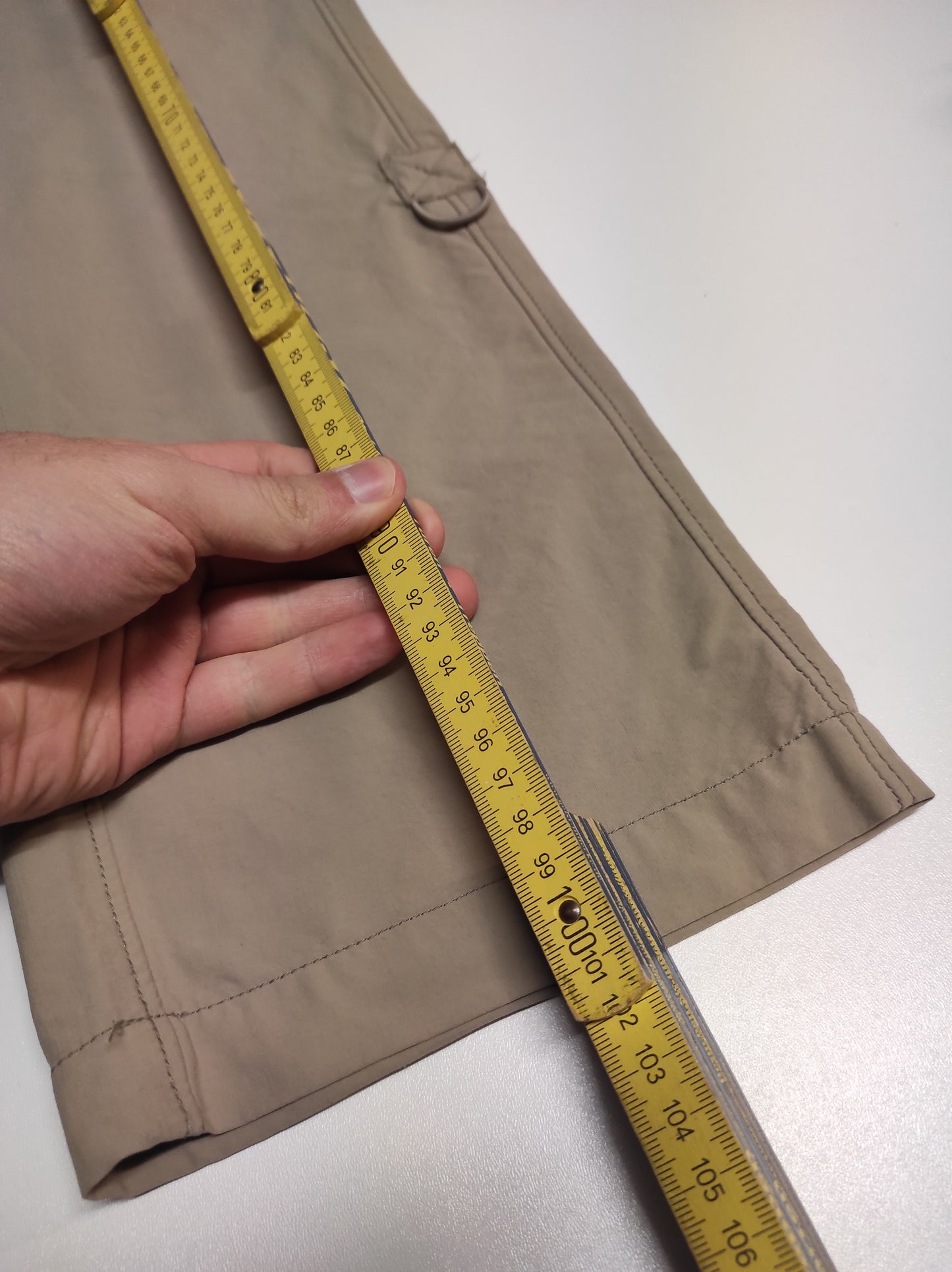 Entdecke unsere Vintage Track Pants von Nike und anderen Marken, erhältlich bei Valuxery.de - Dein Shop für trendige Vintage - Kleidung. Unsere Track Pants sind aus hochwertigen Materialien und