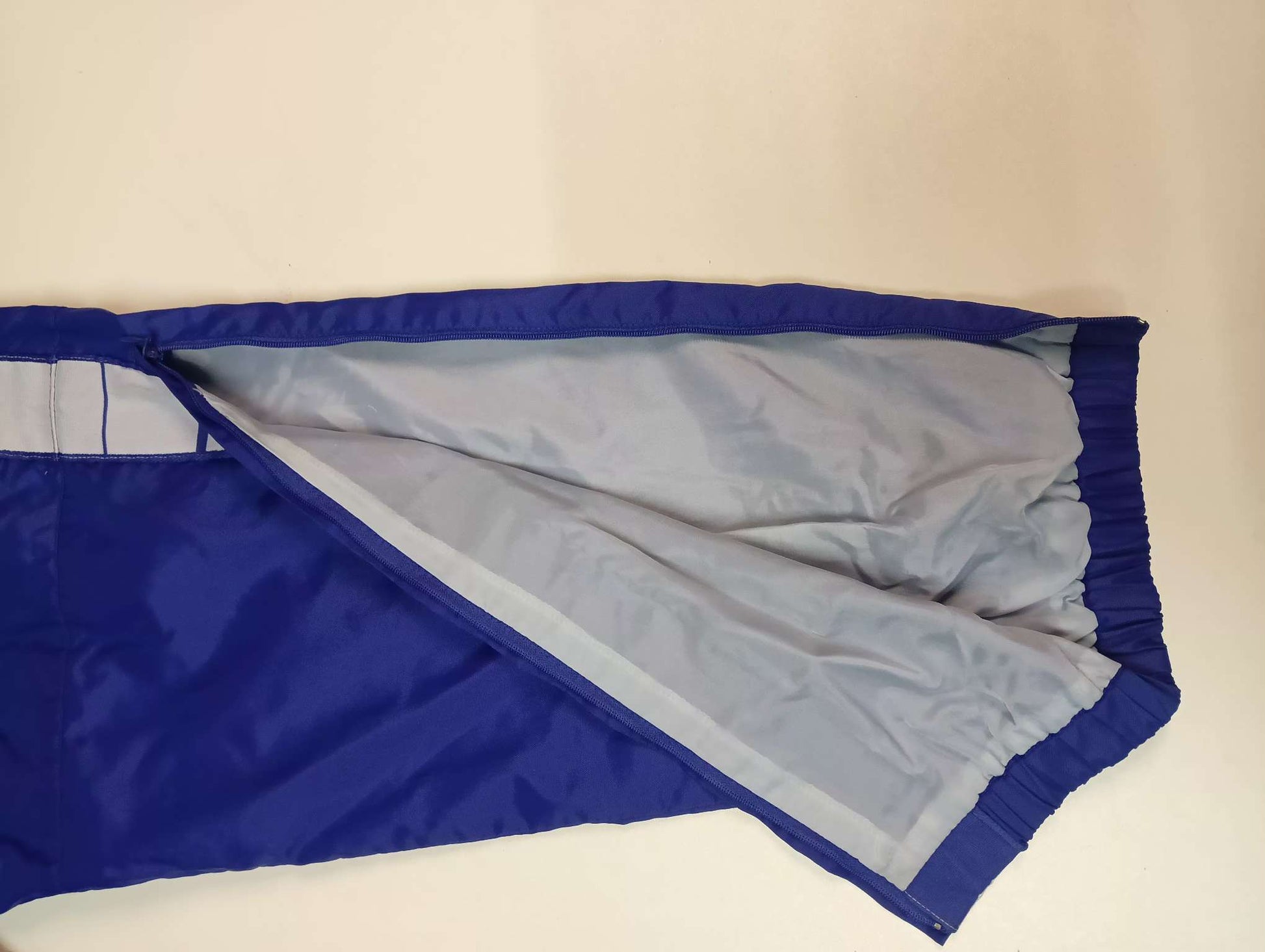 Entdecke unsere Vintage Track Pants von Nike und anderen Marken, erhältlich bei Valuxery.de - Dein Shop für trendige Vintage - Kleidung. Unsere Track Pants sind aus hochwertigen Materialien und