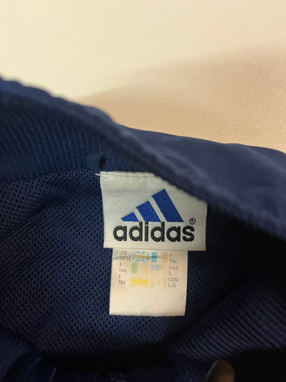 Entdecke unsere Vintage Track Pants von Nike und anderen Marken, erhältlich bei Valuxery.de - Dein Shop für trendige Vintage - Kleidung. Unsere Track Pants sind aus hochwertigen Materialien und