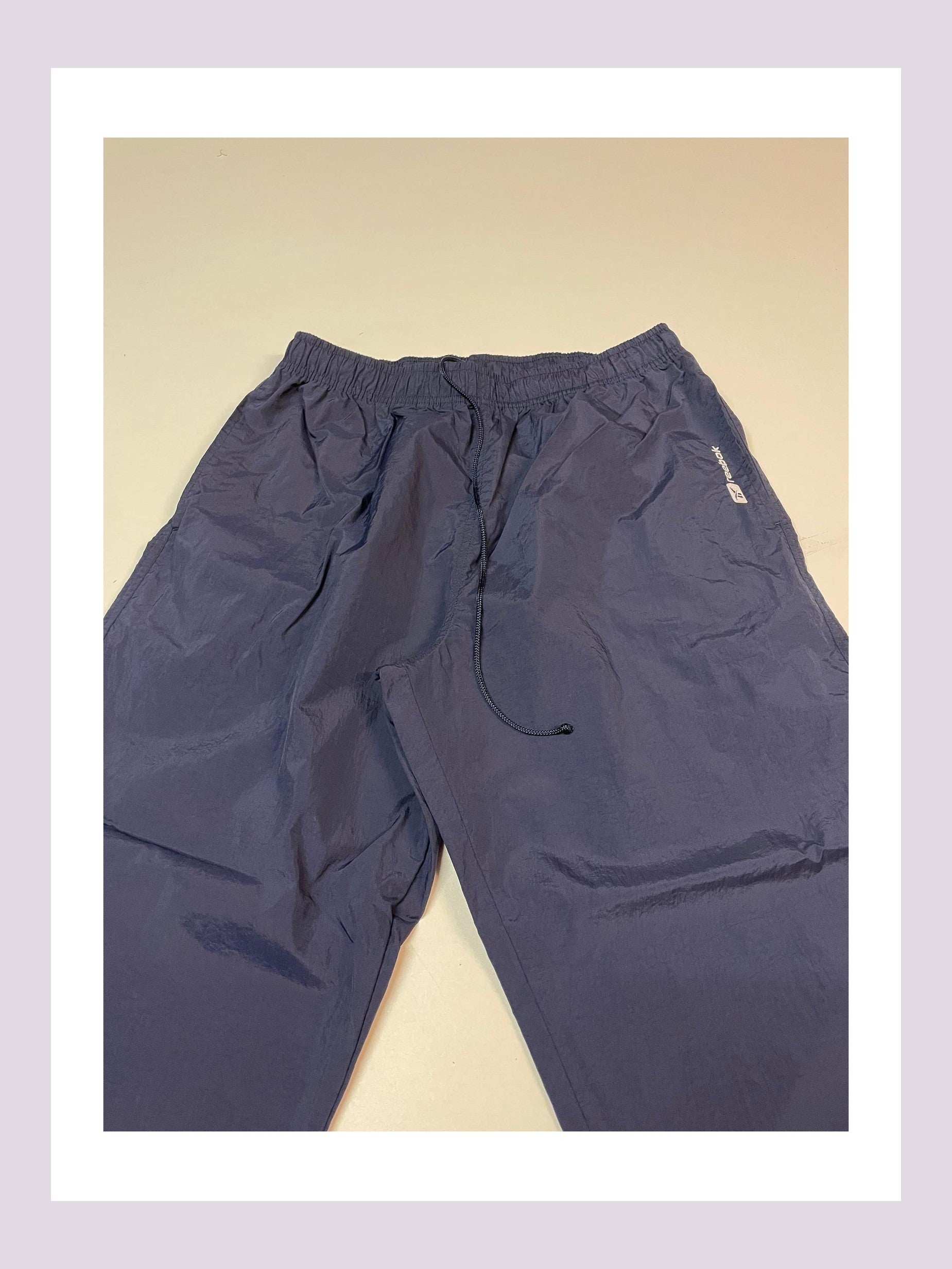Entdecke unsere Vintage Track Pants von Nike und anderen Marken, erhältlich bei Valuxery.de - Dein Shop für trendige Vintage - Kleidung. Unsere Track Pants sind aus hochwertigen Materialien und