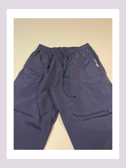 Entdecke unsere Vintage Track Pants von Nike und anderen Marken, erhältlich bei Valuxery.de - Dein Shop für trendige Vintage - Kleidung. Unsere Track Pants sind aus hochwertigen Materialien und