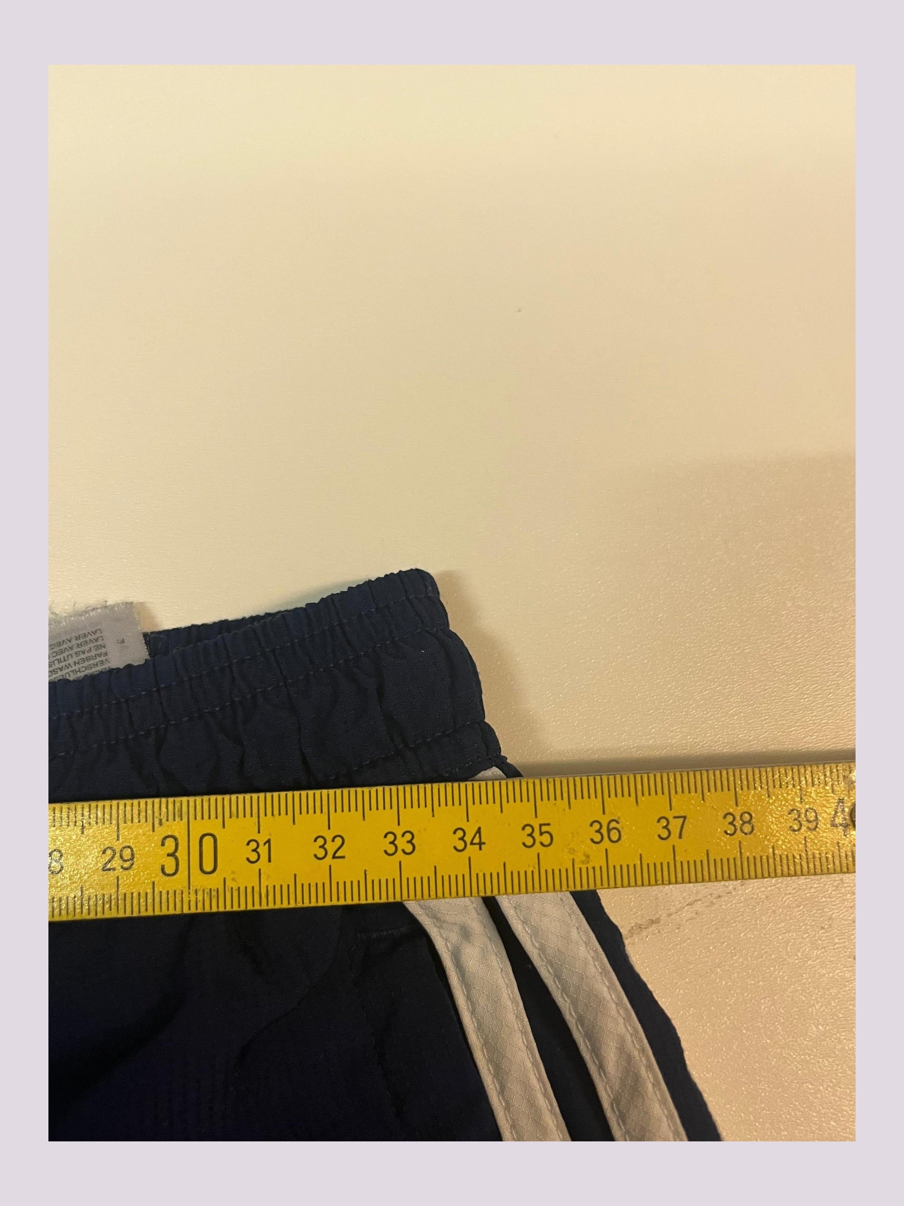 Entdecke unsere Vintage Track Pants von Nike und anderen Marken, erhältlich bei Valuxery.de - Dein Shop für trendige Vintage - Kleidung. Unsere Track Pants sind aus hochwertigen Materialien und