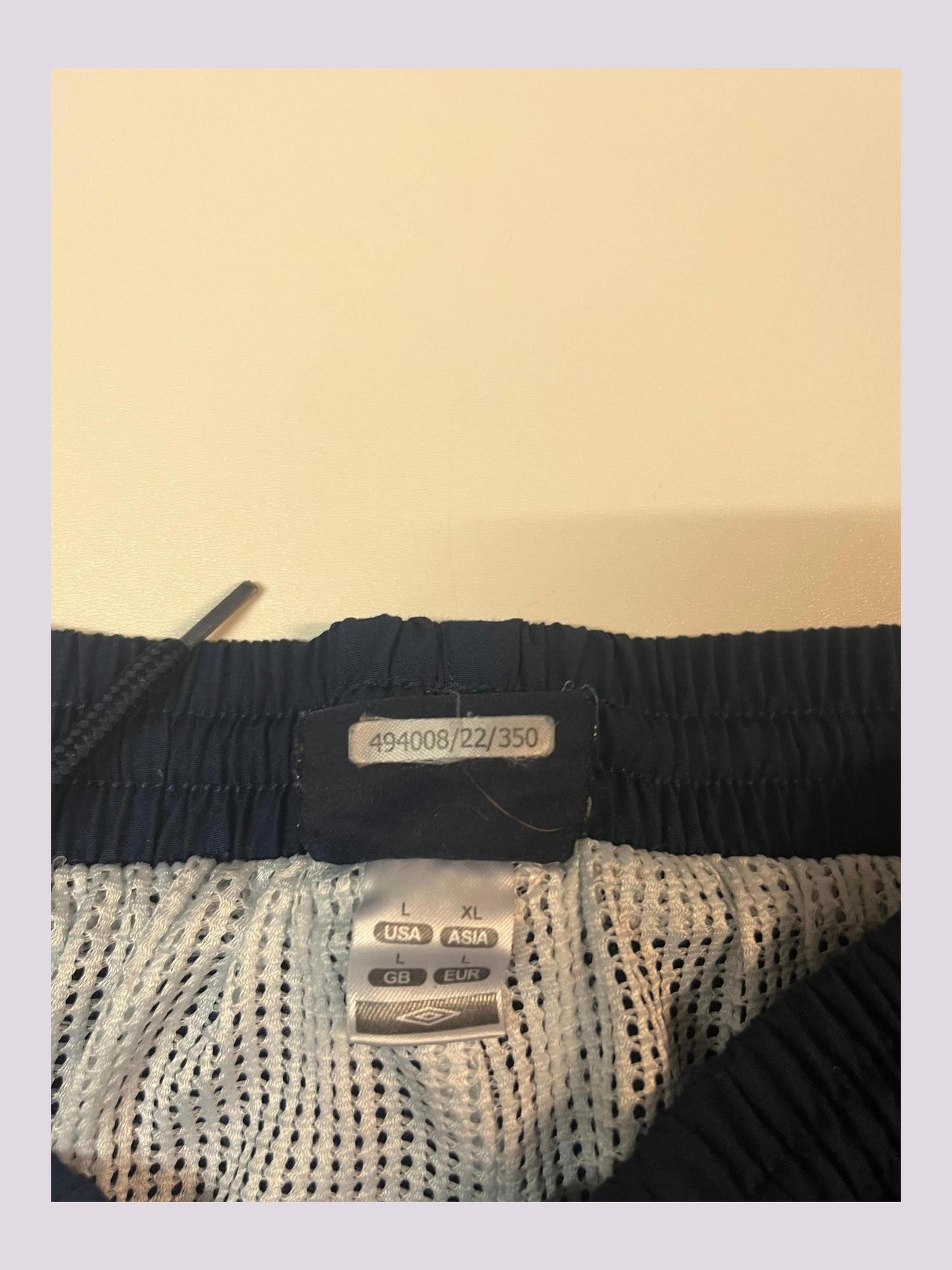 Entdecke unsere Vintage Track Pants von Nike und anderen Marken, erhältlich bei Valuxery.de - Dein Shop für trendige Vintage - Kleidung. Unsere Track Pants sind aus hochwertigen Materialien und