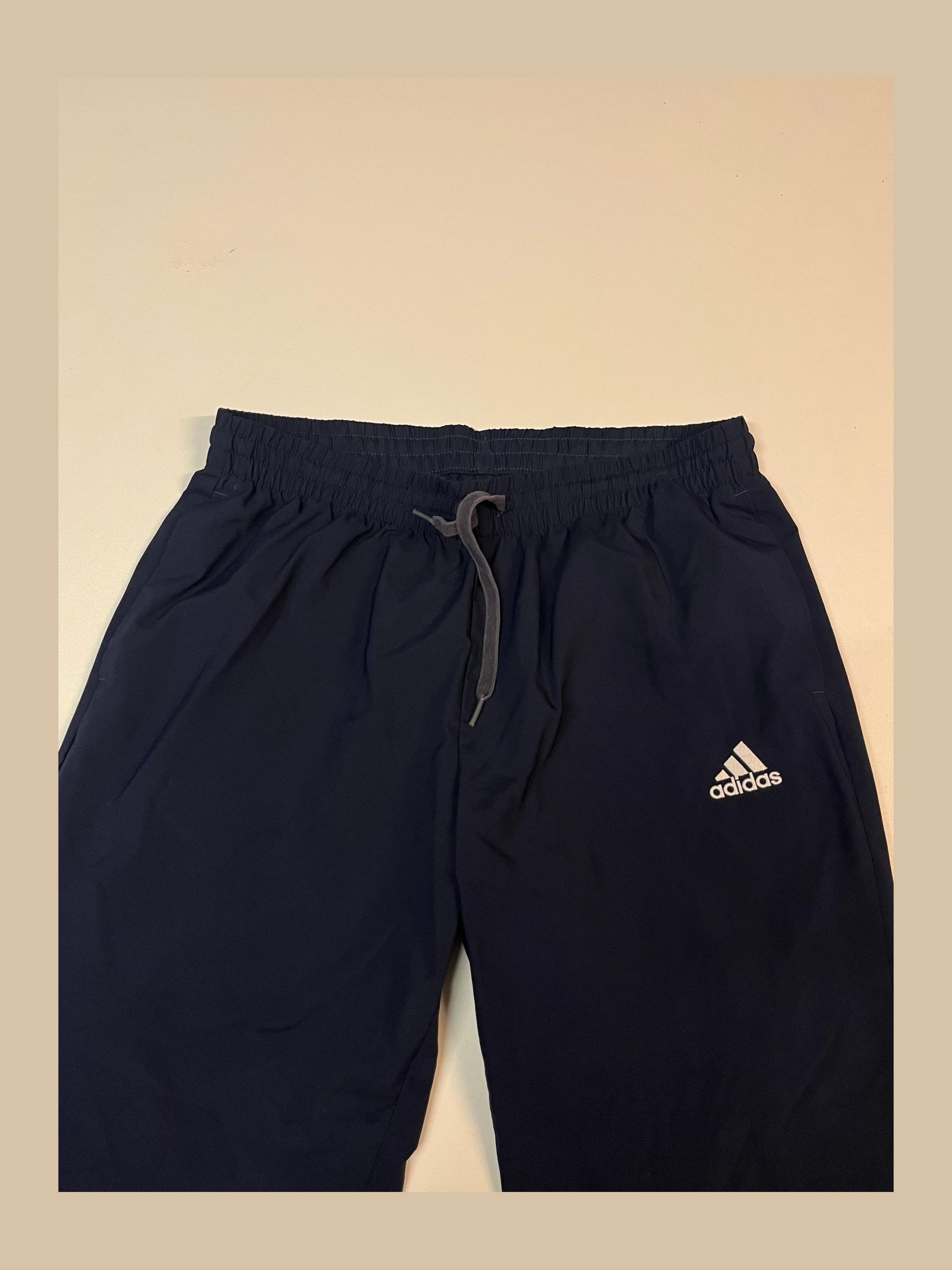 Entdecke unsere Vintage Track Pants von Nike und anderen Marken, erhältlich bei Valuxery.de - Dein Shop für trendige Vintage - Kleidung. Unsere Track Pants sind aus hochwertigen Materialien und