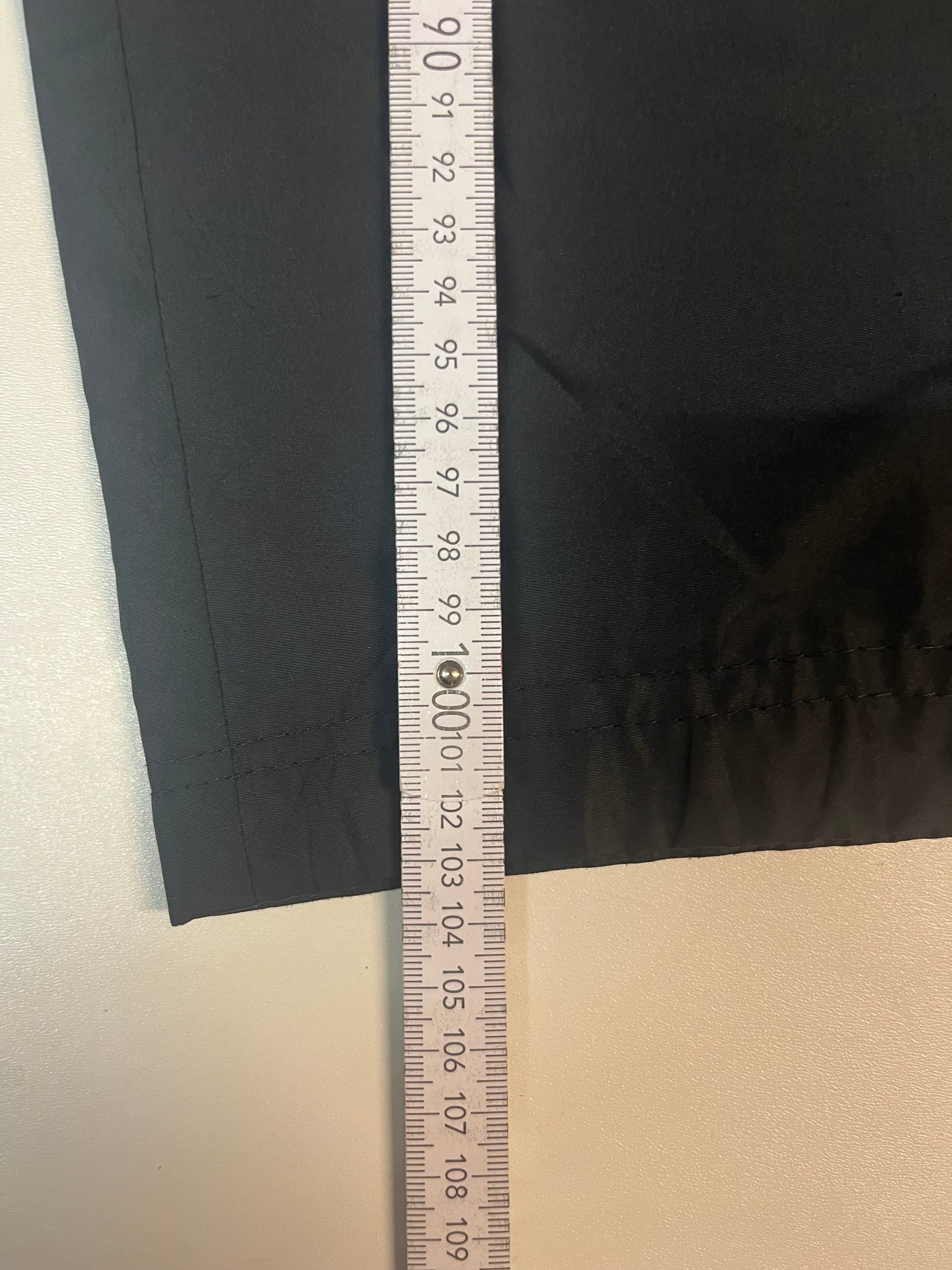 Entdecke unsere Vintage Track Pants von Nike und anderen Marken, erhältlich bei Valuxery.de - Dein Shop für trendige Vintage - Kleidung. Unsere Track Pants sind aus hochwertigen Materialien und