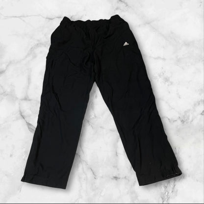 Entdecke unsere Vintage Track Pants von Nike und anderen Marken, erhältlich bei Valuxery.de - Dein Shop für trendige Vintage - Kleidung. Unsere Track Pants sind aus hochwertigen Materialien und