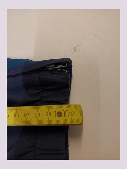 Entdecke unsere Vintage Track Pants von Nike und anderen Marken, erhältlich bei Valuxery.de - Dein Shop für trendige Vintage - Kleidung. Unsere Track Pants sind aus hochwertigen Materialien und