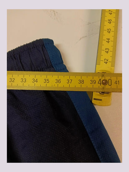 Entdecke unsere Vintage Track Pants von Nike und anderen Marken, erhältlich bei Valuxery.de - Dein Shop für trendige Vintage - Kleidung. Unsere Track Pants sind aus hochwertigen Materialien und