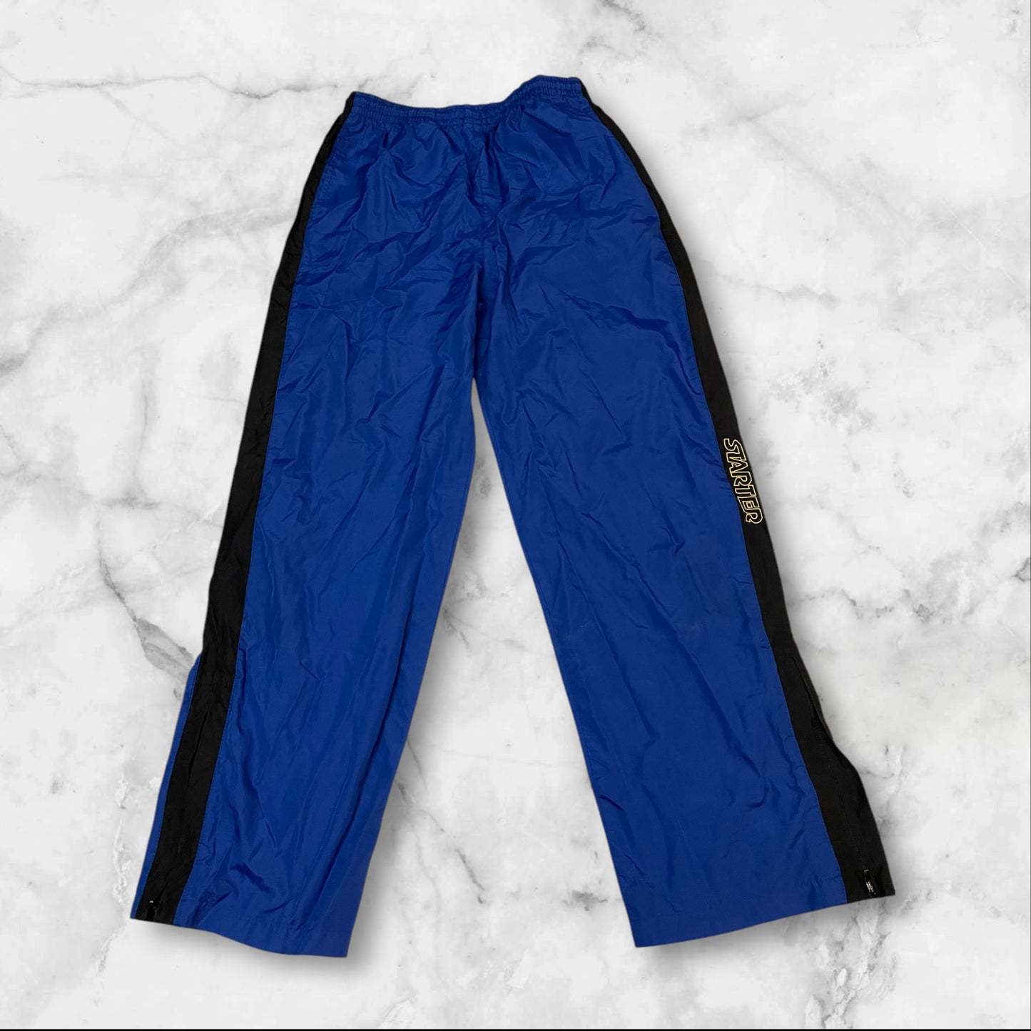 Entdecke unsere Vintage Track Pants von Nike und anderen Marken, erhältlich bei Valuxery.de - Dein Shop für trendige Vintage - Kleidung. Unsere Track Pants sind aus hochwertigen Materialien und