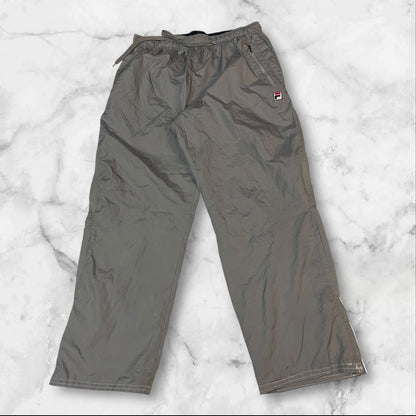 Entdecke unsere Vintage Track Pants von Nike und anderen Marken, erhältlich bei Valuxery.de - Dein Shop für trendige Vintage - Kleidung. Unsere Track Pants sind aus hochwertigen Materialien und