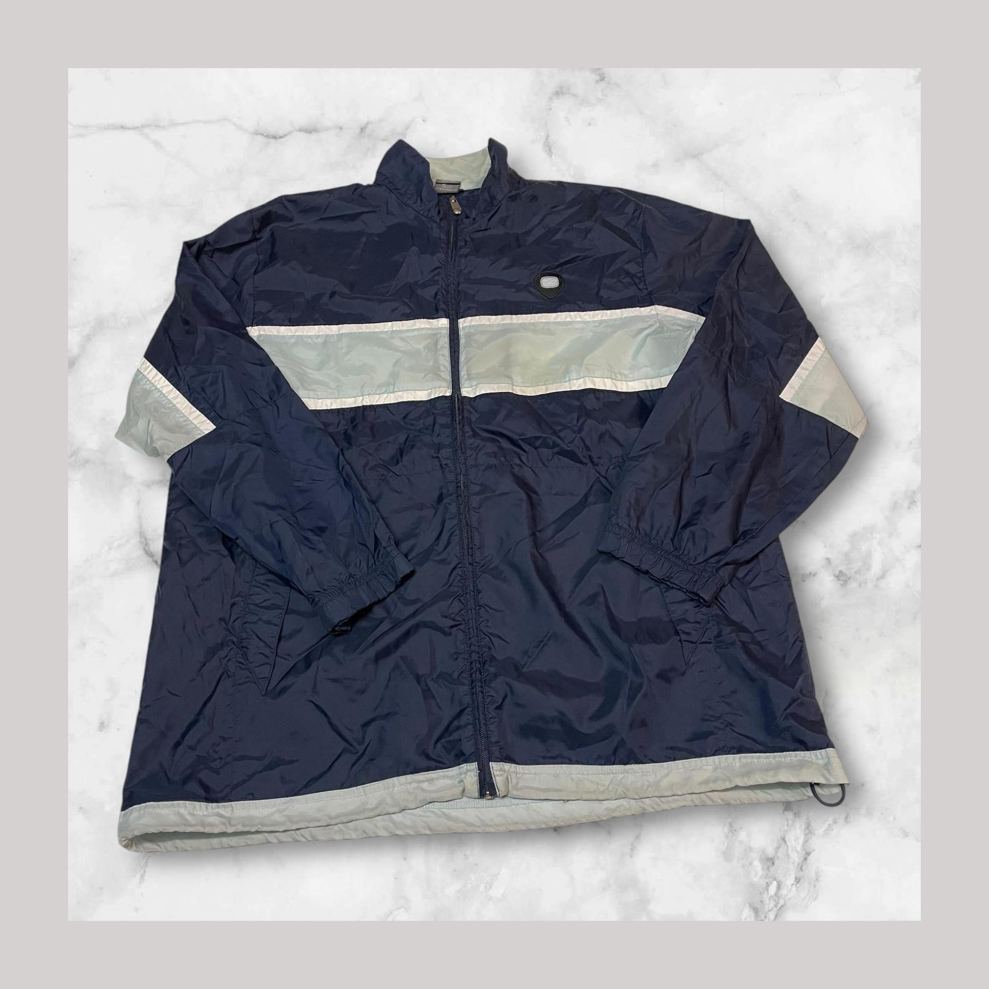 Entdecke unsere Vintage Track Pants von Nike und anderen Marken, erhältlich bei Valuxery.de - Dein Shop für trendige Vintage - Kleidung. Unsere Track Pants sind aus hochwertigen Materialien und