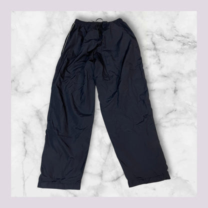 Entdecke unsere Vintage Track Pants von Nike und anderen Marken, erhältlich bei Valuxery.de - Dein Shop für trendige Vintage - Kleidung. Unsere Track Pants sind aus hochwertigen Materialien und