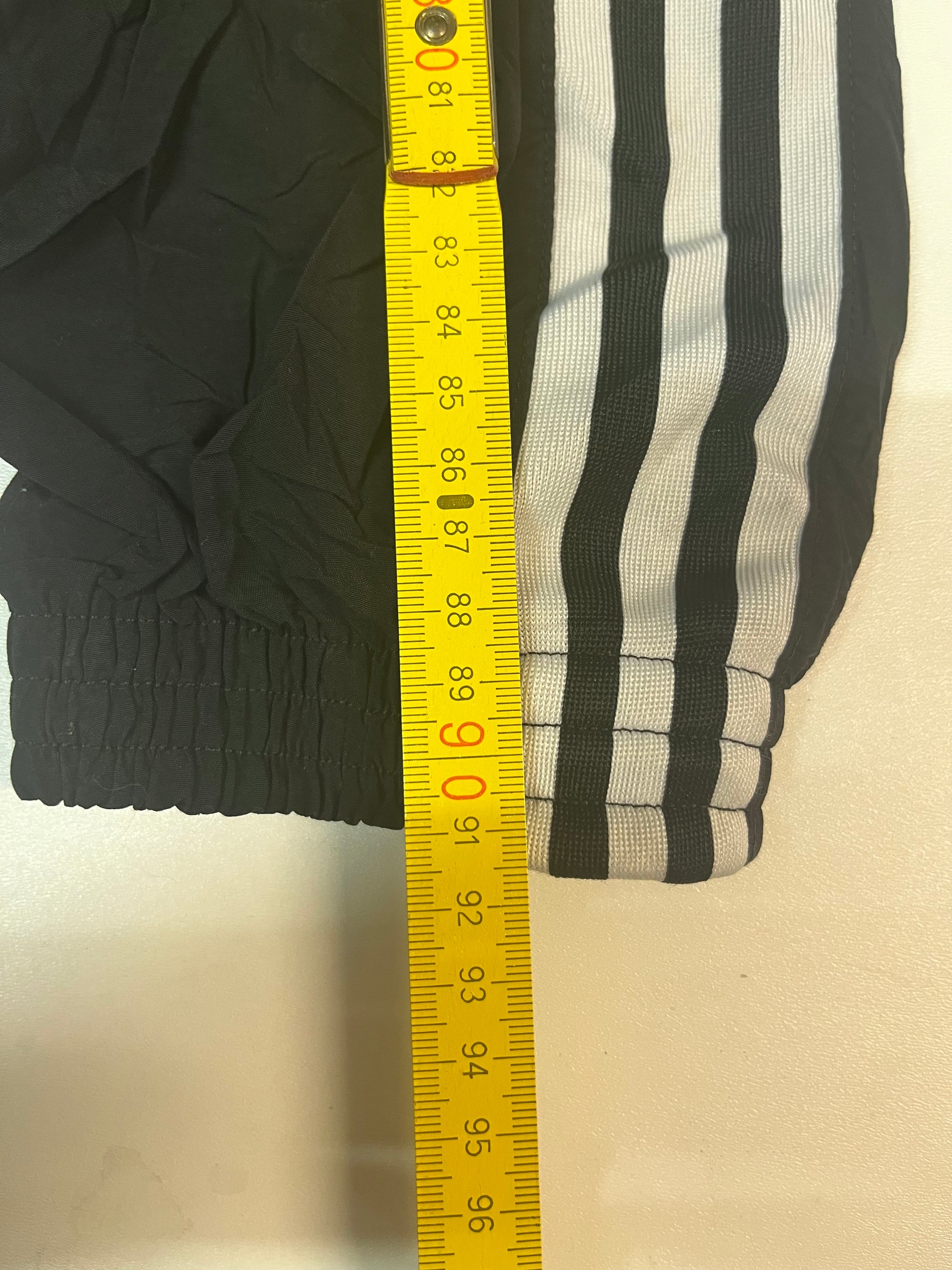 Entdecke unsere Vintage Track Pants von Nike und anderen Marken, erhältlich bei Valuxery.de - Dein Shop für trendige Vintage - Kleidung. Unsere Track Pants sind aus hochwertigen Materialien und