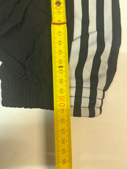 Entdecke unsere Vintage Track Pants von Nike und anderen Marken, erhältlich bei Valuxery.de - Dein Shop für trendige Vintage - Kleidung. Unsere Track Pants sind aus hochwertigen Materialien und