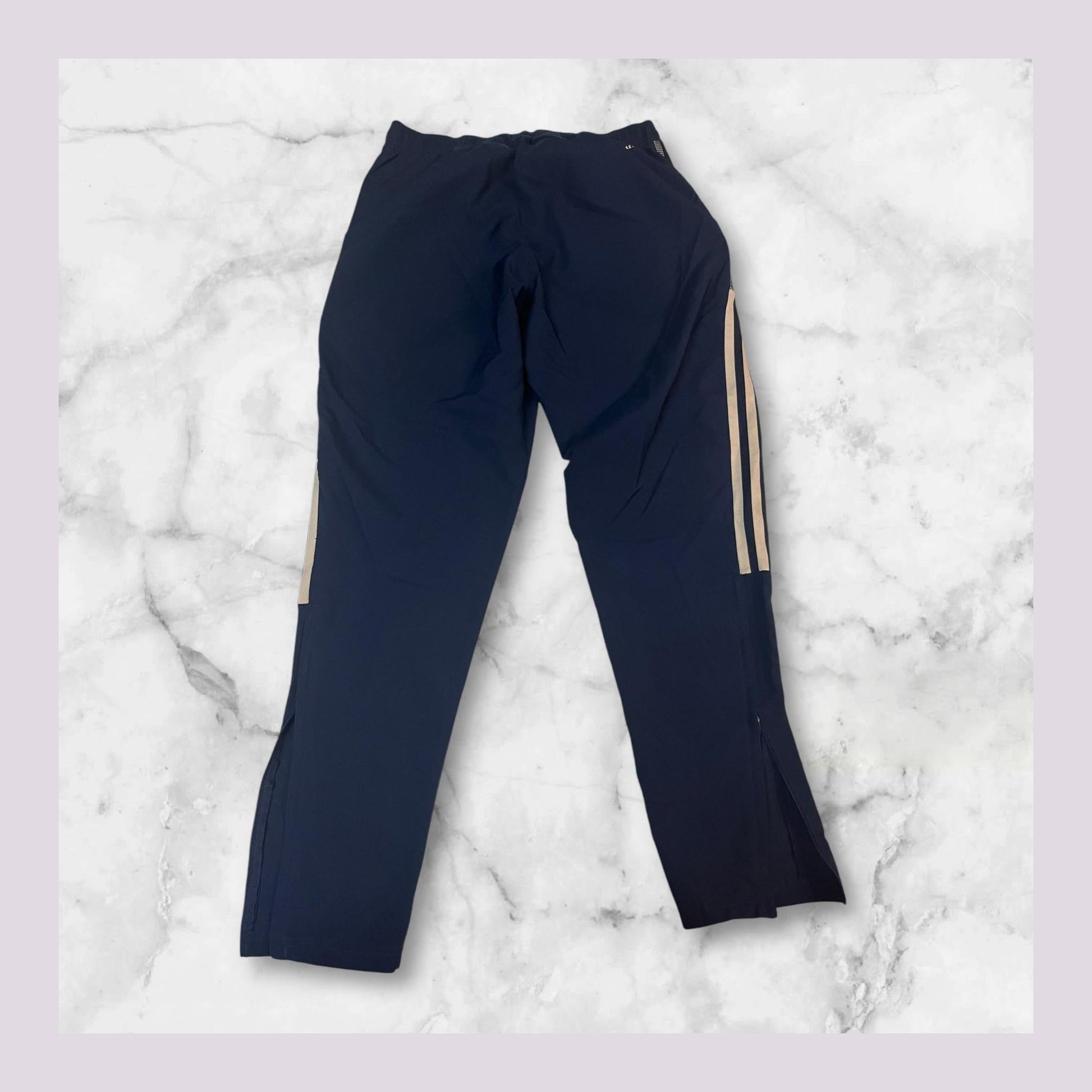 Entdecke unsere Vintage Track Pants von Nike und anderen Marken, erhältlich bei Valuxery.de - Dein Shop für trendige Vintage - Kleidung. Unsere Track Pants sind aus hochwertigen Materialien und