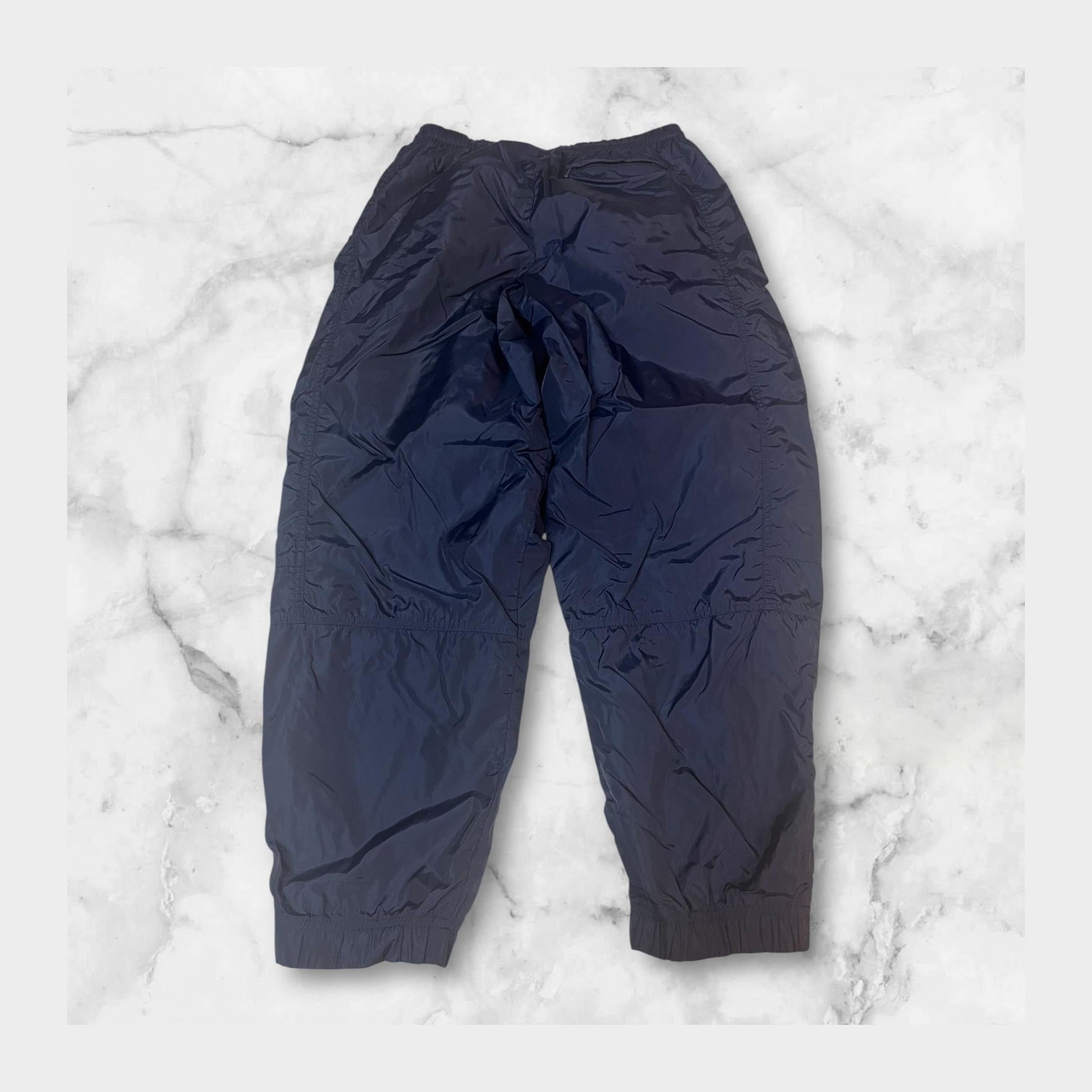 Entdecke unsere Vintage Track Pants von Nike und anderen Marken, erhältlich bei Valuxery.de - Dein Shop für trendige Vintage - Kleidung. Unsere Track Pants sind aus hochwertigen Materialien und