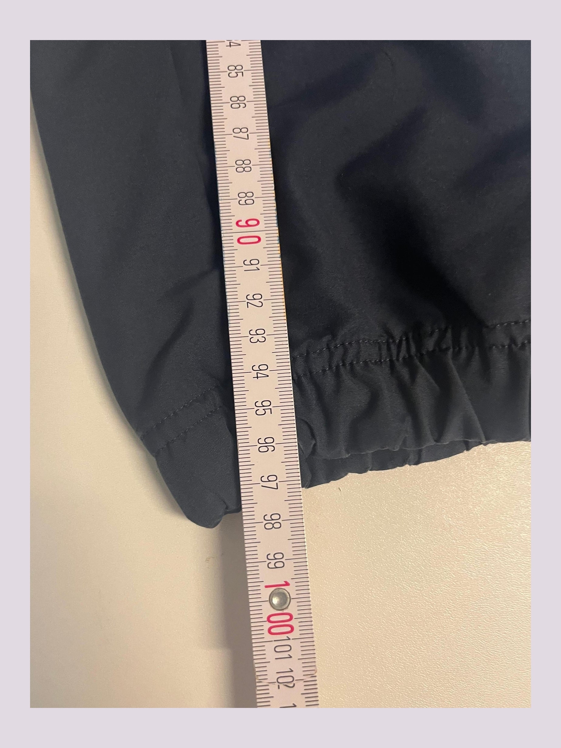 Entdecke unsere Vintage Track Pants von Nike und anderen Marken, erhältlich bei Valuxery.de - Dein Shop für trendige Vintage - Kleidung. Unsere Track Pants sind aus hochwertigen Materialien und