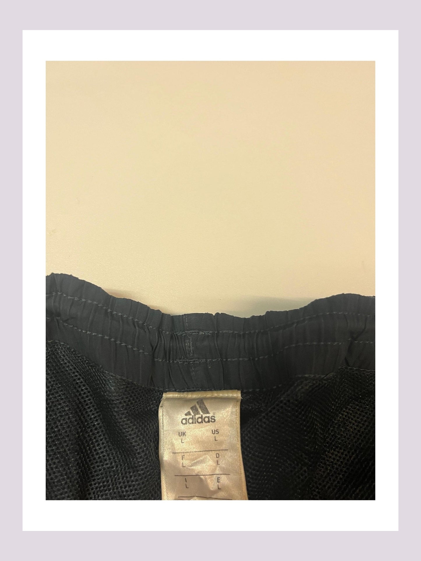 Entdecke unsere Vintage Track Pants von Nike und anderen Marken, erhältlich bei Valuxery.de - Dein Shop für trendige Vintage - Kleidung. Unsere Track Pants sind aus hochwertigen Materialien und