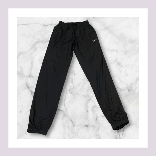 Entdecke unsere Vintage Track Pants von Nike und anderen Marken, erhältlich bei Valuxery.de - Dein Shop für trendige Vintage - Kleidung. Unsere Track Pants sind aus hochwertigen Materialien und