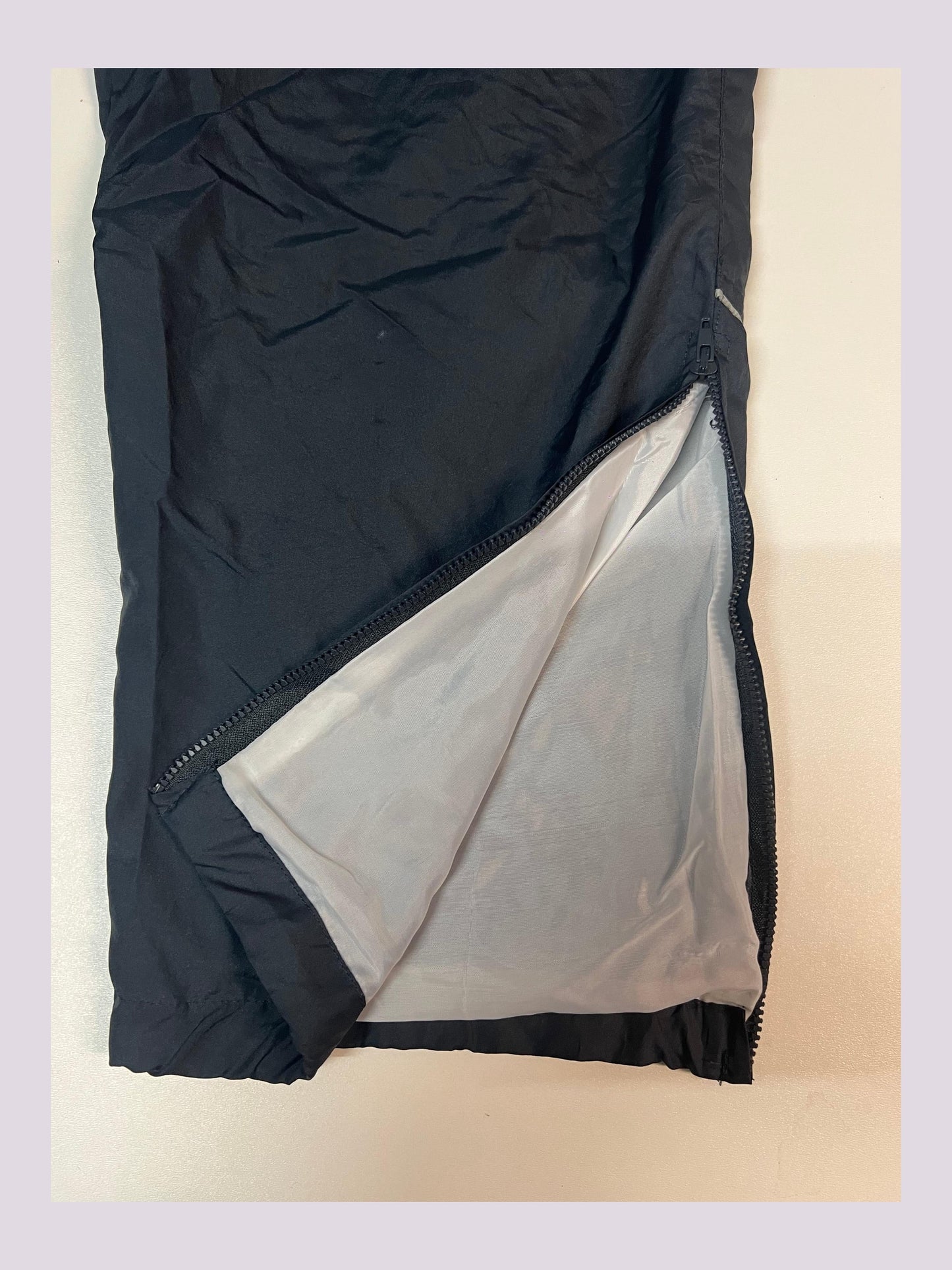 Entdecke unsere Vintage Track Pants von Nike und anderen Marken, erhältlich bei Valuxery.de - Dein Shop für trendige Vintage - Kleidung. Unsere Track Pants sind aus hochwertigen Materialien und