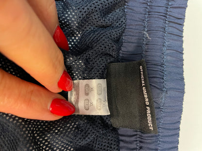 Entdecke unsere Vintage Track Pants von Nike und anderen Marken, erhältlich bei Valuxery.de - Dein Shop für trendige Vintage - Kleidung. Unsere Track Pants sind aus hochwertigen Materialien und