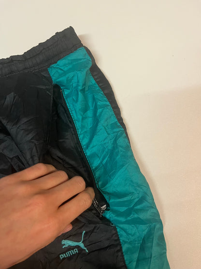 Entdecke unsere Vintage Track Pants von Nike und anderen Marken, erhältlich bei Valuxery.de - Dein Shop für trendige Vintage - Kleidung. Unsere Track Pants sind aus hochwertigen Materialien und