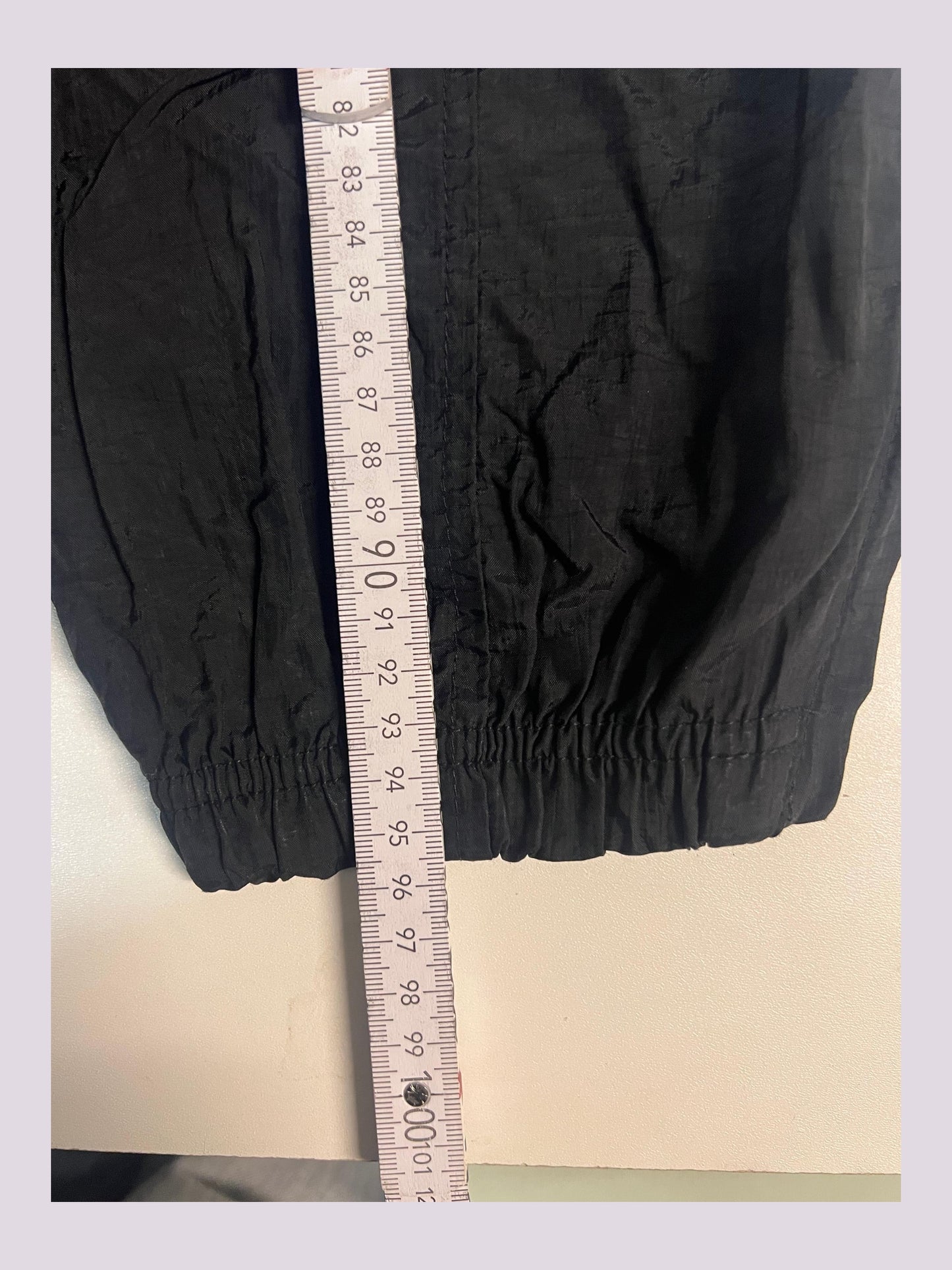 Entdecke unsere Vintage Track Pants von Nike und anderen Marken, erhältlich bei Valuxery.de - Dein Shop für trendige Vintage - Kleidung. Unsere Track Pants sind aus hochwertigen Materialien und