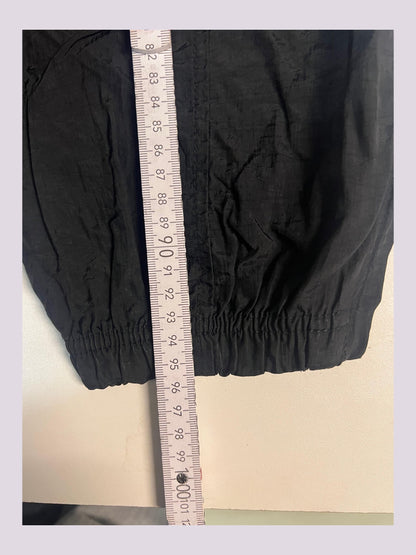 Entdecke unsere Vintage Track Pants von Nike und anderen Marken, erhältlich bei Valuxery.de - Dein Shop für trendige Vintage - Kleidung. Unsere Track Pants sind aus hochwertigen Materialien und