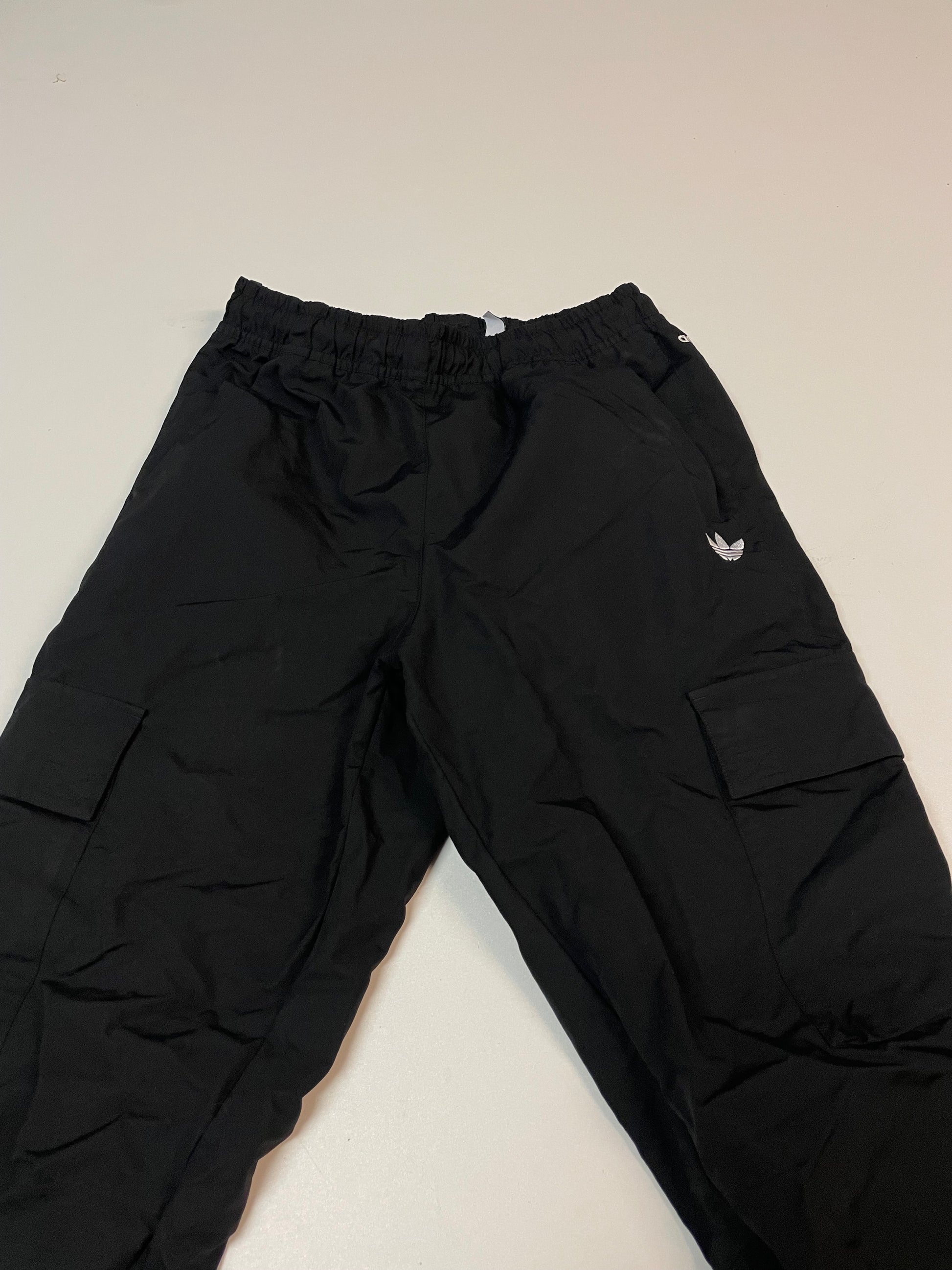 Entdecke unsere Vintage Track Pants von Nike und anderen Marken, erhältlich bei Valuxery.de - Dein Shop für trendige Vintage - Kleidung. Unsere Track Pants sind aus hochwertigen Materialien und