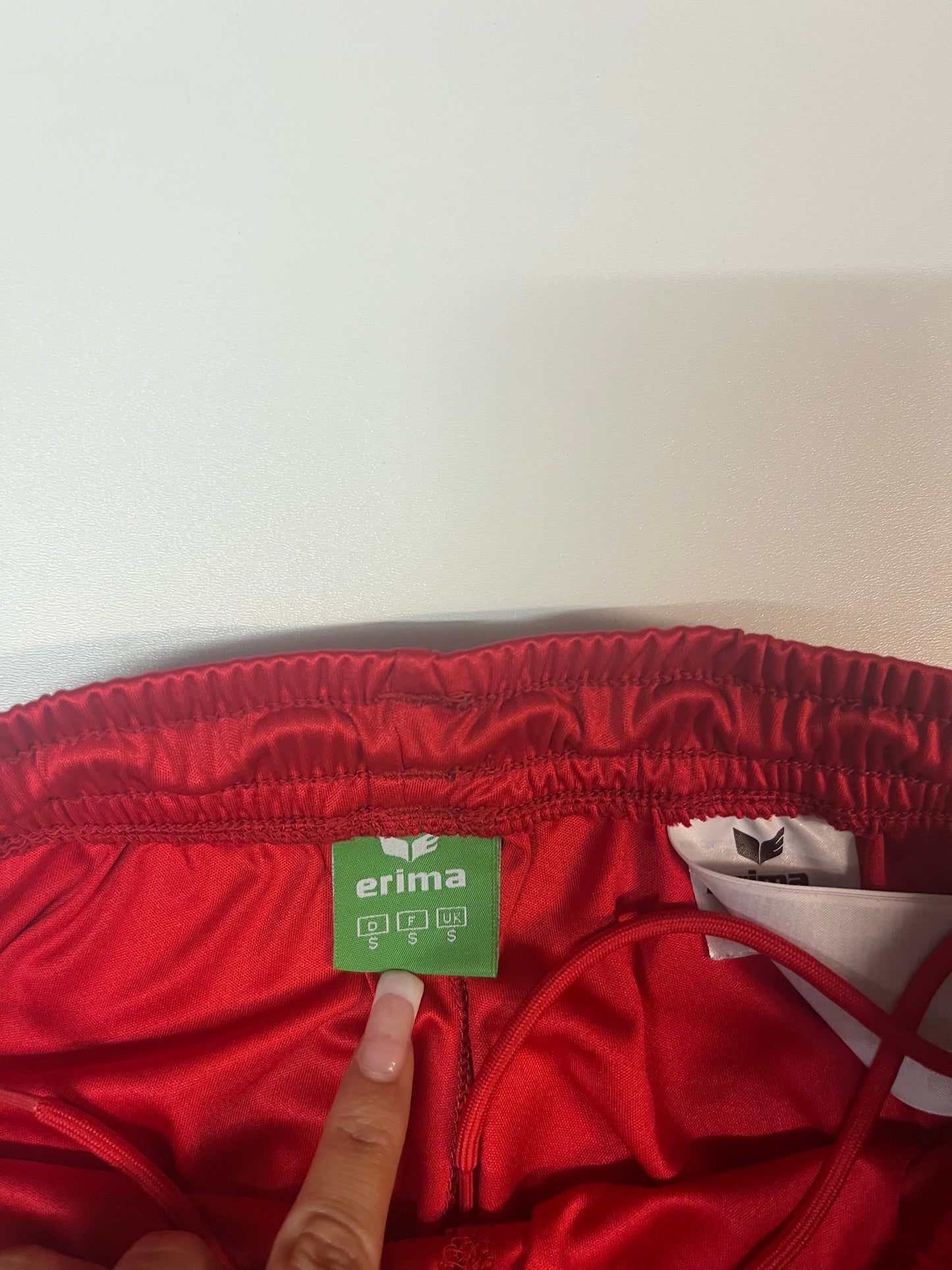 Entdecke unsere Vintage Track Pants von Nike und anderen Marken, erhältlich bei Valuxery.de - Dein Shop für trendige Vintage - Kleidung. Unsere Track Pants sind aus hochwertigen Materialien und