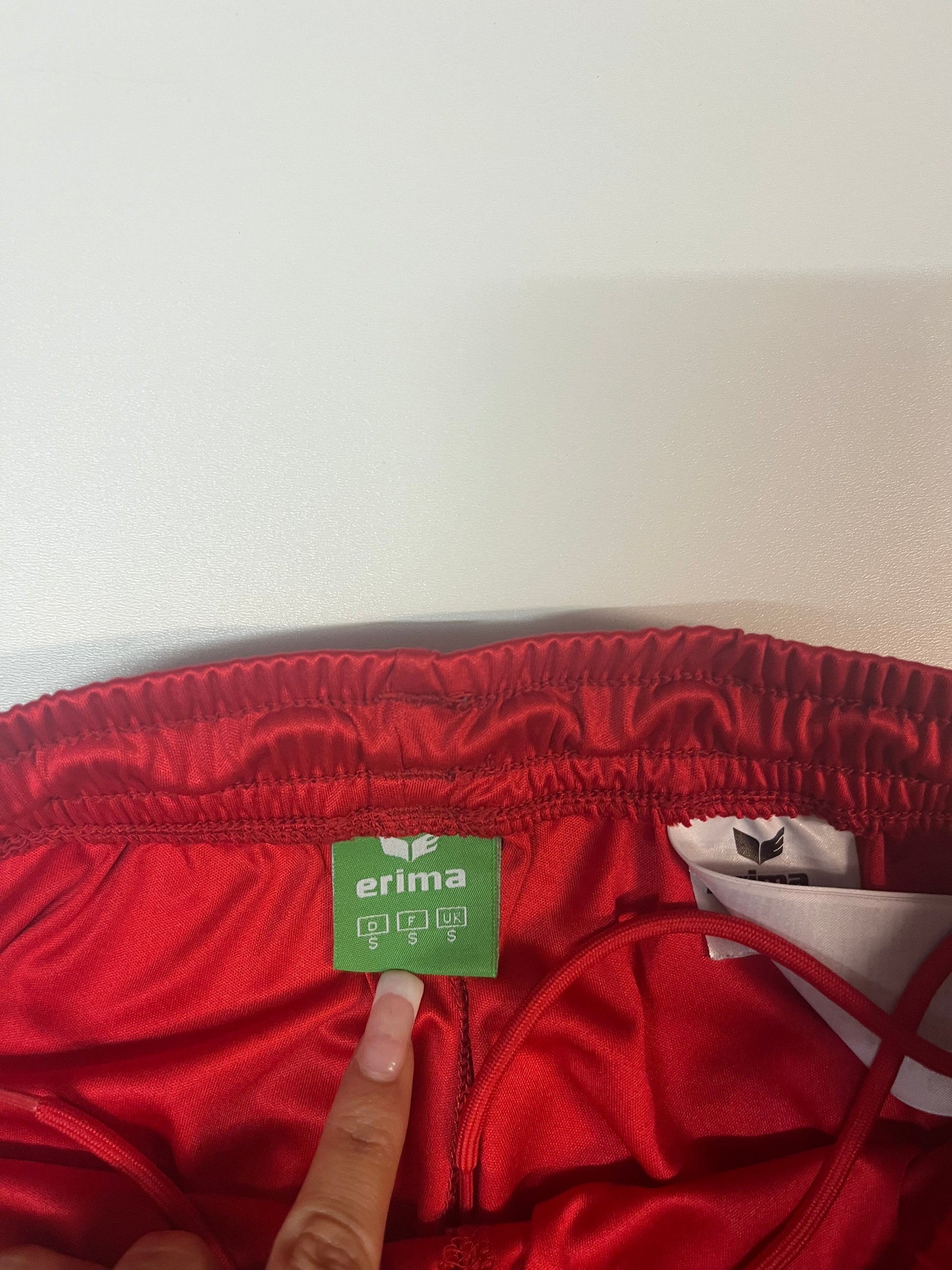 Entdecke unsere Vintage Track Pants von Nike und anderen Marken, erhältlich bei Valuxery.de - Dein Shop für trendige Vintage - Kleidung. Unsere Track Pants sind aus hochwertigen Materialien und