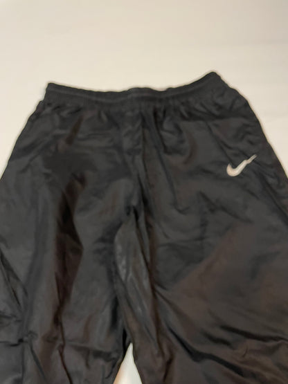 Entdecke unsere Vintage Track Pants von Nike und anderen Marken, erhältlich bei Valuxery.de - Dein Shop für trendige Vintage - Kleidung. Unsere Track Pants sind aus hochwertigen Materialien und