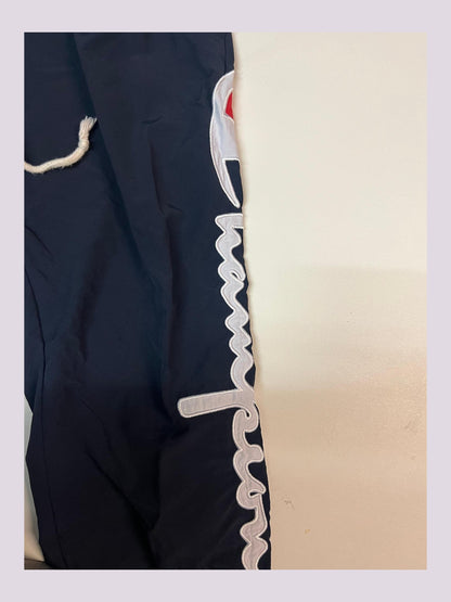 Entdecke unsere Vintage Track Pants von Nike und anderen Marken, erhältlich bei Valuxery.de - Dein Shop für trendige Vintage - Kleidung. Unsere Track Pants sind aus hochwertigen Materialien und